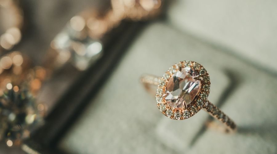 Alianças de Casamento com Inspiração Vintage: Um Toque de História